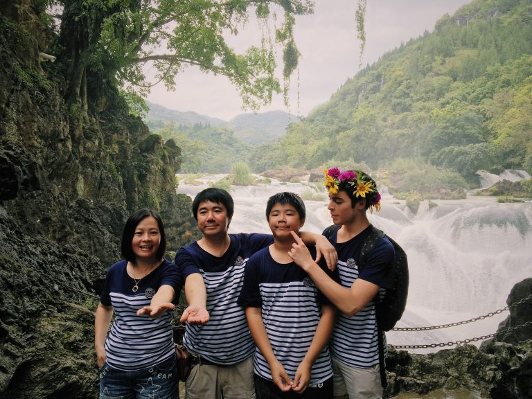 Riley Reardon with his host family (Zhuhai 2016)