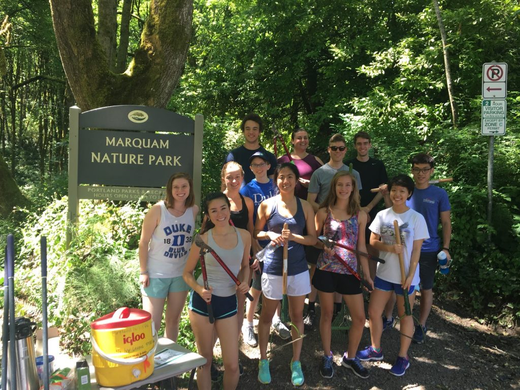 A group of students standing by the entrance to the Marquam Nature Park